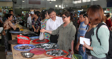 Nhiều người dân đã đến điểm bán cá sạch để mua cá.
